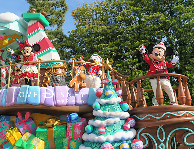 ミッキー＆フレンズのグリーティングパレード： ディズニー・クリスマス、トゥーンタウン、座り見最前列で鑑賞、ミッキー、ミニー、ドナルド、デイジー