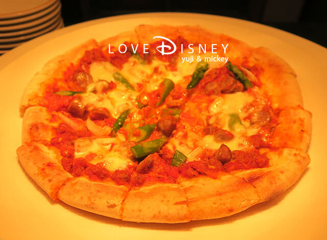 東京ディズニーランドホテル、シャーウッドガーデン・レストラン「トータリー・ミニーマウス、ランチブッフェ」アスパラガスとチョリソーのピザ