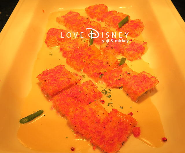 東京ディズニーランドホテル、シャーウッドガーデン・レストラン「トータリー・ミニーマウス、ランチブッフェ」サーモンのパン粉焼き、白ワインソース