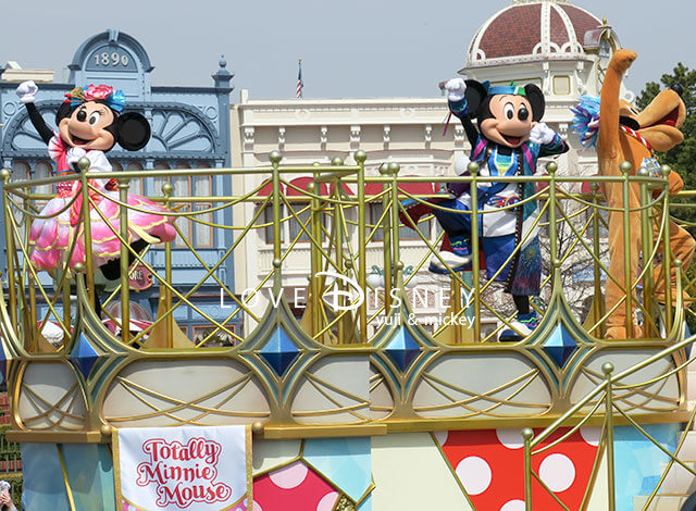 ミニー＆フレンズのグリーティングパレード：トータリー・ミニーマウス、ディズニー夏祭り、3人（ミニー、ミッキー、プルート）
