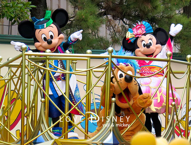 ミニー＆フレンズのグリーティングパレード：トータリー・ミニーマウス、ディズニー夏祭り、3人（ミニー、ミッキー、プルート）