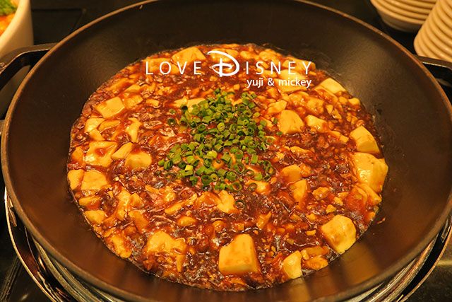 ディズニーアンバサダーホテル「シェフ・ミッキー」ディズニー・イースター2022ランチブッフェ、温かい料理（麻婆豆腐）