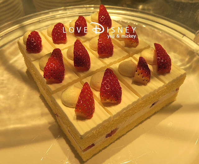 ディズニーアンバサダーホテル「シェフ・ミッキー」ディズニー・イースター2022ランチブッフェ、デザート（ストロベリーショートケーキ）