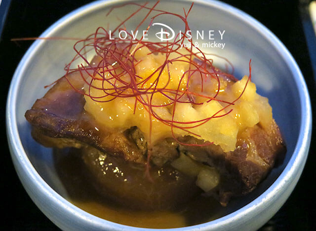 東京ディズニーシー20周年グルメ「レストラン櫻」のシーズナルテイストセレクションズ、豚バラ肉のリンゴソース煮