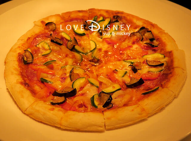 シャーウッドガーデン・レストラン「東京ディズニーランドホテル・サニーサマーダイニングランチブッフェ」夏野菜とサラミのピザ