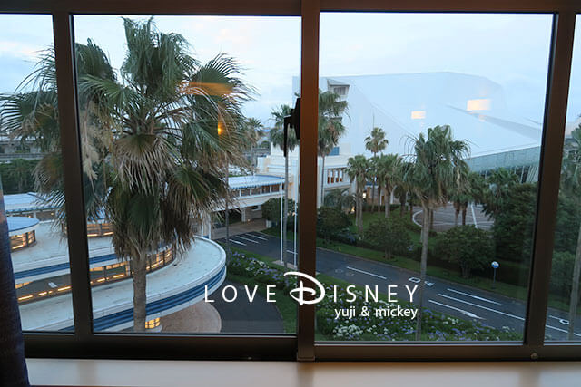 「東京ディズニーシー20周年：タイム・トゥ・シャイン！」グランドフィナーレスペシャルルーム、窓からの眺望