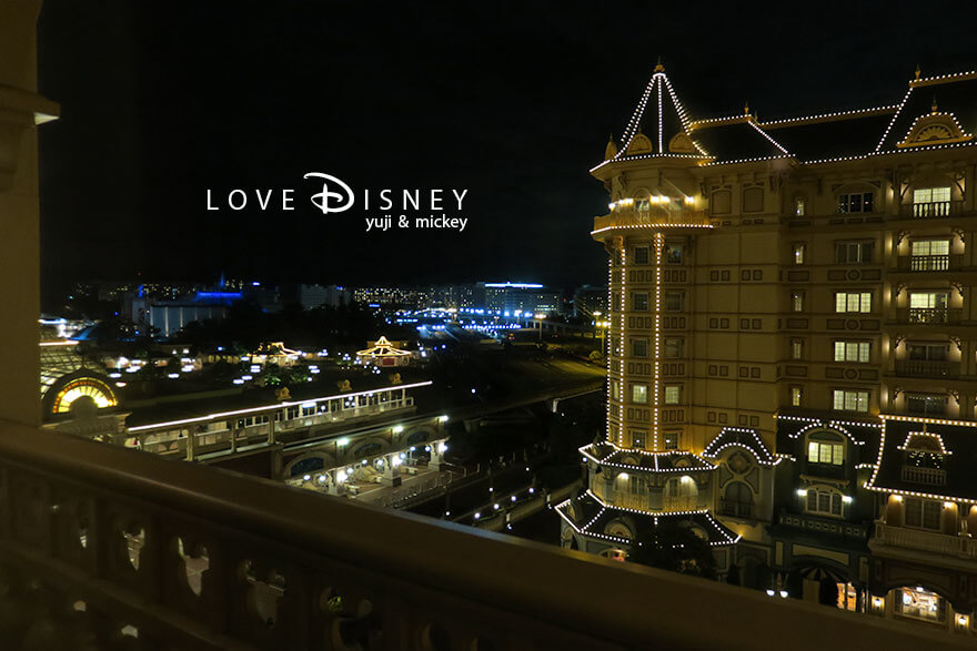 東京ディズニーランドホテル、東京ディズニーリゾート40周年「ドリームゴーラウンド、スペシャルルーム」窓からの景色（夜）