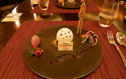 クリスマス衣装を着たミッキーのチャームを入手出来る「ディズニー・クリスマス2023、エンパイア・グリル・ディナー」