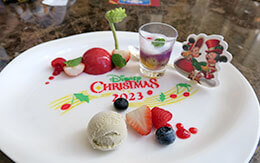 クリスマス気分を満喫できる「ディズニー・クリスマス2023、アフタヌーンティーセット」in ドリーマーズ・ラウンジ