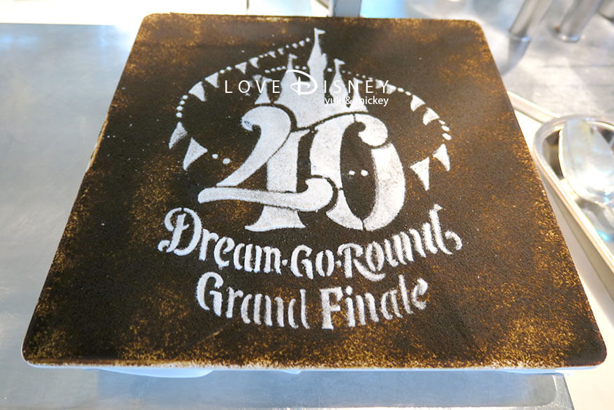 オチェーアノ「東京ディズニーリゾート40周年ドリームゴーラウンドグランドフィナーレブッフェ」デザート（ほうじ茶のティラミス）
