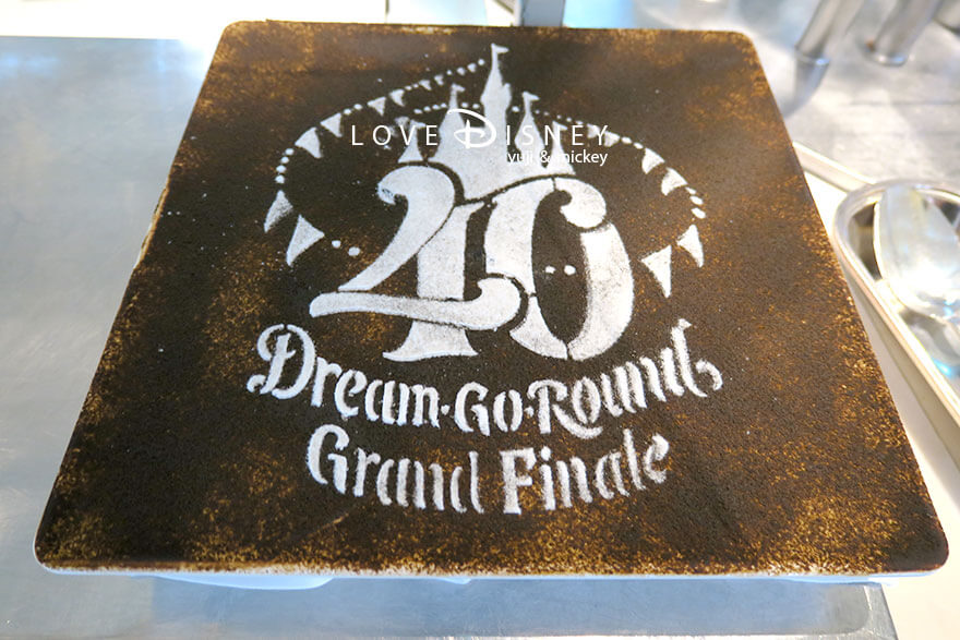 オチェーアノ「東京ディズニーリゾート40周年ドリームゴーラウンドグランドフィナーレブッフェ」デザート（ほうじ茶のティラミス）