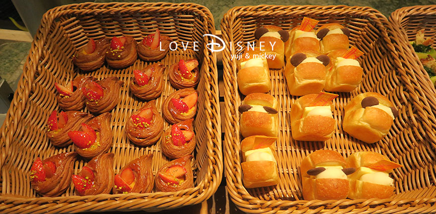 オチェーアノ「東京ディズニーリゾート40周年ドリームゴーラウンドグランドフィナーレブッフェ」パン（ストロベリーデニッシュ/白餡とバターのブレッド）