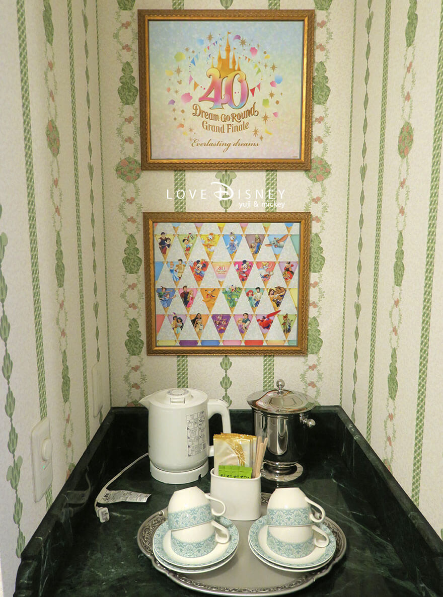 東京ディズニーランドホテル 「東京ディズニーリゾート40周年ドリームゴーラウンド」グランドフィナーレスペシャルルーム（壁に飾られている絵）
