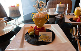 ドナルドファンなら絶対食べるべし「ドナルドのクワッキー・ダックシティ」のケーキセットとスペシャルドリンク