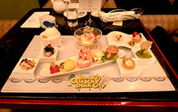 見た目のインパクトが凄いデザート「ドナルドのクワッキー・ダックシティ、プレミアムスウィーツセット」紹介