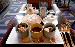 クラッカーをイメージしたデザートが可愛い「ドナルドのクワッキー・ダックシティ」ライトディナー