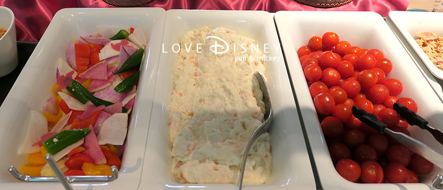 オチェーアノ「ザ・フレーバー・オブ・ミラコスタ、ブッフェ」冷たい料理（彩り野菜/ポテトサラダ/ミニトマト）