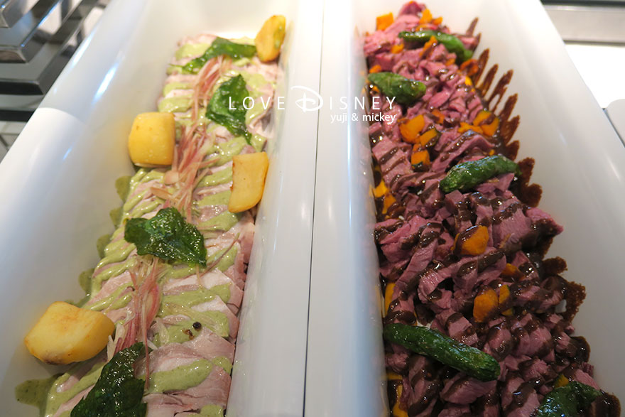 オチェーアノ「ザ・フレーバー・オブ・ミラコスタ、ブッフェ」冷たい料理（冷製ポーク スパイシーグリーンソース/ローストビーフバルサミコソース）