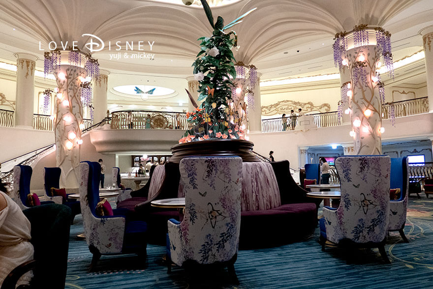 東京ディズニーシー・ファンタジースプリングスホテル、ファンタジーシャトー「グランパラディ・ラウンジ」店内画像（装飾その1）