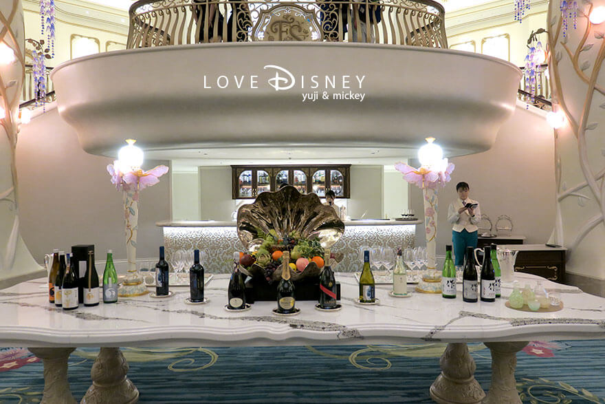 東京ディズニーシー・ファンタジースプリングスホテル、ファンタジーシャトー「グランパラディ・ラウンジ」店内画像（提供されているお酒類）