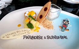 ミッキーが浜辺でくつろいでいる様子をイメージした「アフタヌーンティーセット」in ドリーマーズ・ラウンジ