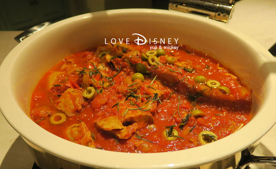 東京ディズニーシー・ファンタジースプリングスホテル、ファンタジースプリングス・レストラン、ランチブッフェ、温かい料理（キノコとパプリカのトマト煮込み）