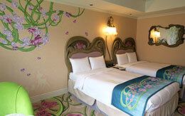 東京ディズニーシー・ファンタジースプリングスホテル「ローズコートサイドスーペリアルーム」客室紹介