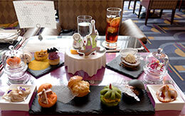 13品の料理がセットになった魅力的なハロウィーングルメ「プレミアムスウィーツセット」 in ハイピリオン・ラウンジ