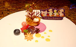 ダッフィー達が秋の夜に森を散歩しているデザートが可愛い「シルクロードガーデンのランチコース」