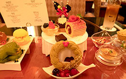 ワンプレートにディズニー・クリスマスの魅力がギュッと詰まった「プレミアムスウィーツセット」を紹介