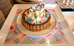 ヴァネロペが思い描いたお菓子の世界をイメージしたデザートが盛りだくさん！「ディズニー・パルパルーザ、ヴァネロペのスウィーツ・ポップ・ワールド、ブッフェ」全料理を紹介