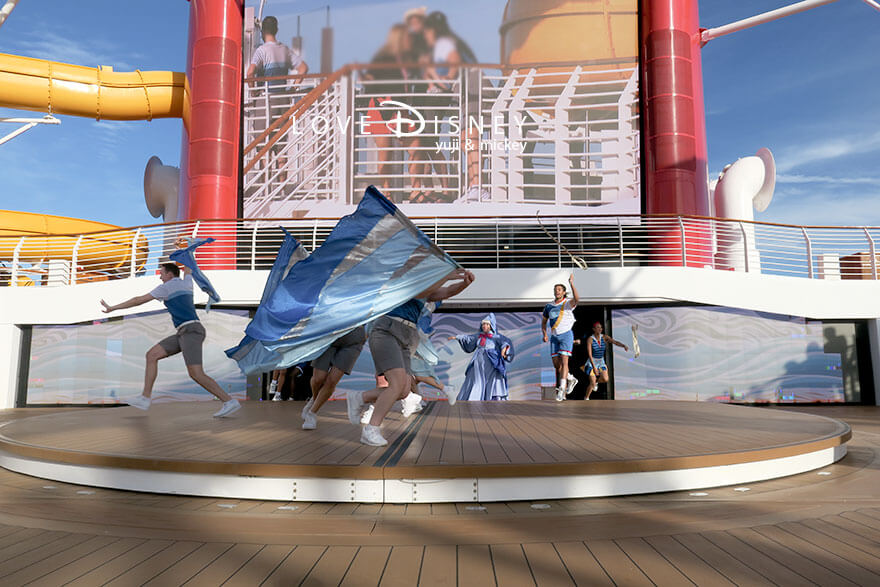 ディズニークルーズ・ウィッシュ号、出航パーティー（Set Sail on a Wish）ダンサー