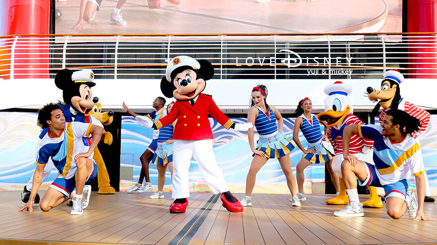 ディズニークルーズ・ウィッシュ号、出航パーティー（Set Sail on a Wish）ミッキー、ミニー、ドナルド、デイジー、プルート、グーフィー、ダンサー