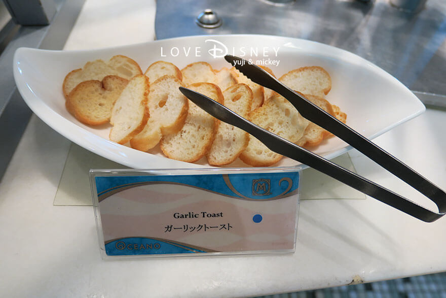 オチェーアノ「ダッフィー＆フレンズ20周年：カラフルハピネス、ブッフェ」冷たい料理（ガーリックトースト）