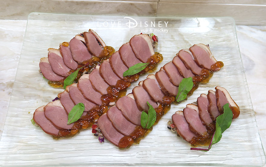 東京ディズニーランドにあるブッフェレストラン「クリスタルパレス・レストラン」冷たい料理（合鴨と雑穀のサラダ）
