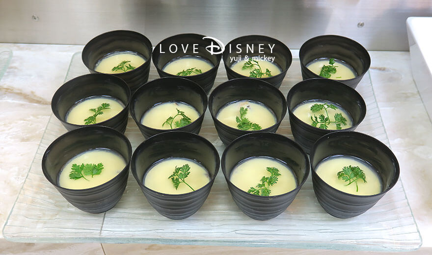 東京ディズニーランドにあるブッフェレストラン「クリスタルパレス・レストラン」冷たい料理（冷製茶碗蒸し）