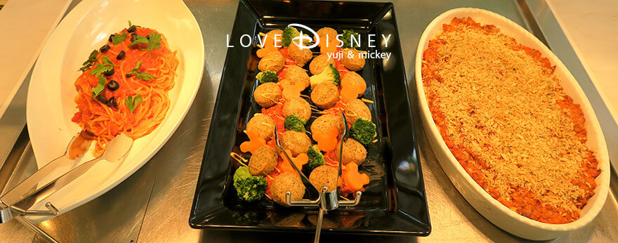 東京ディズニーランドにあるブッフェレストラン「クリスタルパレス・レストラン」 温かい料理（野菜とトマトのソースパスタ/ひよこ豆のコロッケトマトソース/ドライカレードリア）