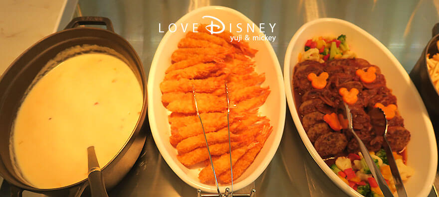 東京ディズニーランドにあるブッフェレストラン「クリスタルパレス・レストラン」 温かい料理（チャリー特製味噌クラムチャウダー/海老フライ/ハンバーグ）