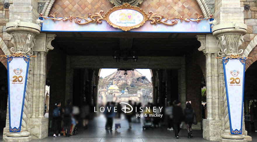 東京ディズニーシー、ダッフィー＆フレンズ20周年：カラフルハピネスのデコレーション（エントランス）その1