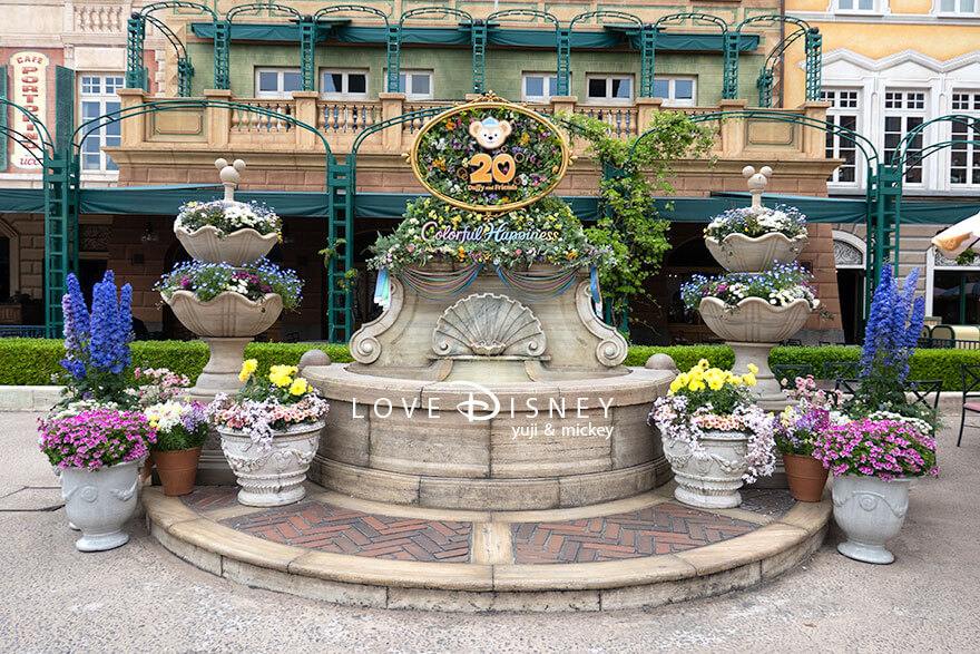 東京ディズニーシー、ダッフィー＆フレンズ20周年：カラフルハピネスのデコレーション（メディテレーニアンハーバー）カフェ・ポルトフィーノ前