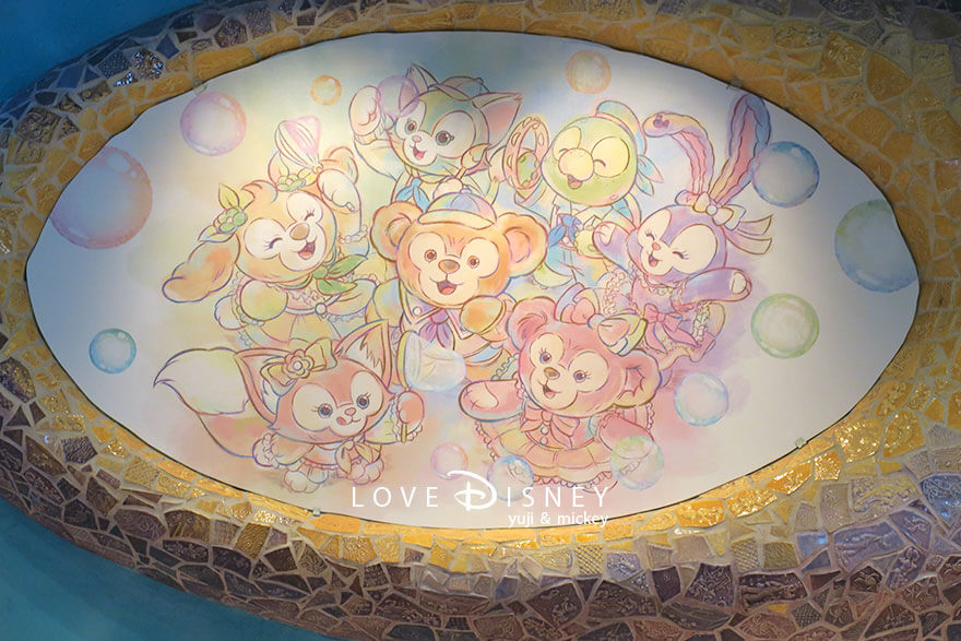東京ディズニーシー、ダッフィー＆フレンズ20周年：カラフルハピネスのデコレーション（ガッレリーア・ディズニーの店内）