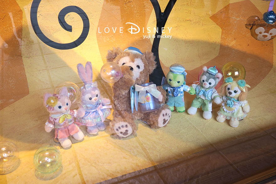 東京ディズニーシー、ダッフィー＆フレンズ20周年：カラフルハピネスのデコレーション（ガッレリーア・ディズニーのショーウィンドウ）