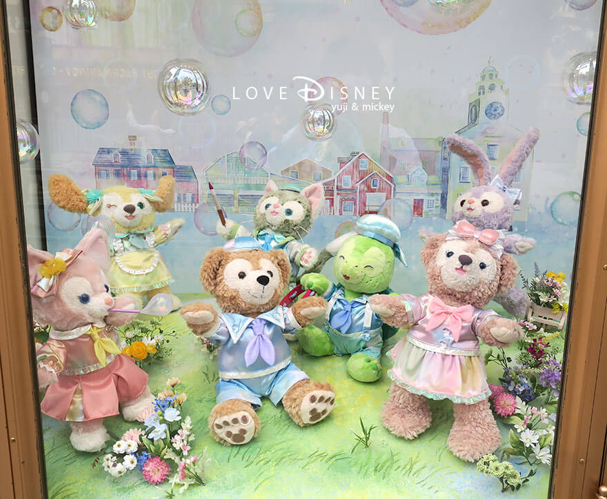 東京ディズニーシー、ダッフィー＆フレンズ20周年：カラフルハピネスのデコレーション（マクダックス・デパートメントストアのショーウィンドウ）その1