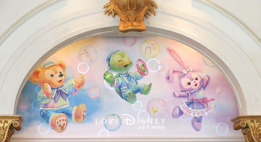 東京ディズニーシー、ダッフィー＆フレンズ20周年：カラフルハピネスのデコレーション（マクダックス・デパートメントストア店内）その3