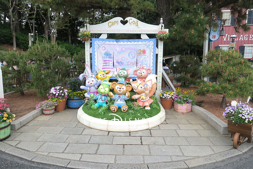 東京ディズニーシー、ダッフィー＆フレンズ20周年：カラフルハピネスのデコレーション（アーント・ペグズ・ヴィレッジストア前）