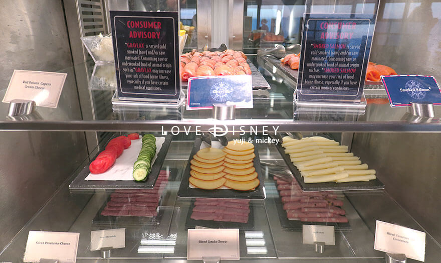 ディズニー・ウィッシュ、ビュッフェレストラン「マーセリン・マーケット」冷たい料理（チーズ、サーモン、トマト）