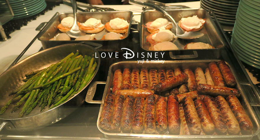 ディズニー・ウィッシュ、ビュッフェレストラン「マーセリン・マーケット」温かい料理（ソーセージ、いんげん）