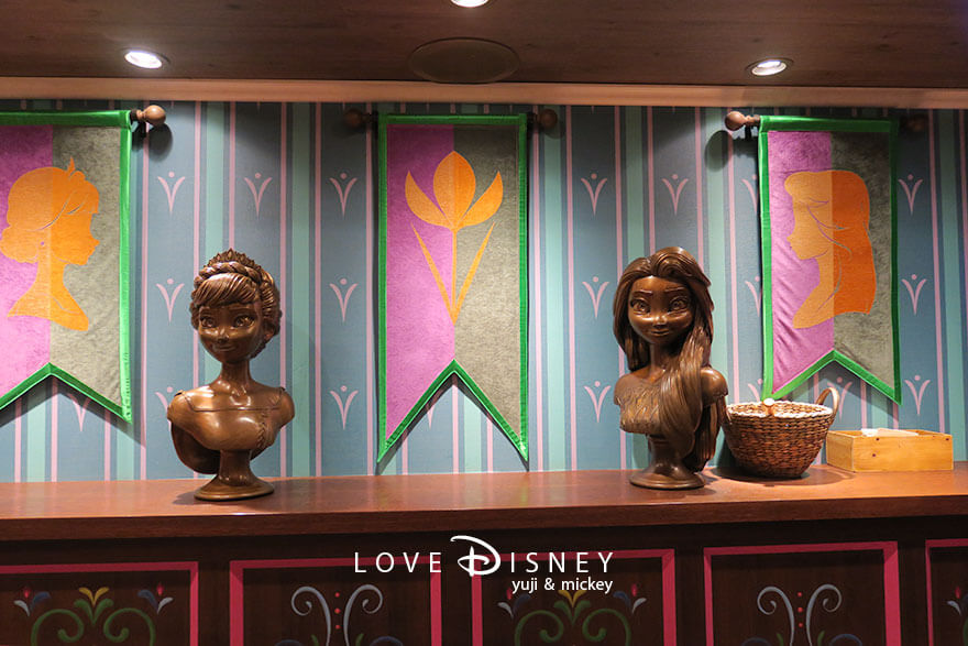 ディズニークルーズ、ウィッシュ号、ローテーションダイニング「アレンデール：フローズン・ダイニングアドベンチャー」店内へ向かう途中にある装飾（その2）