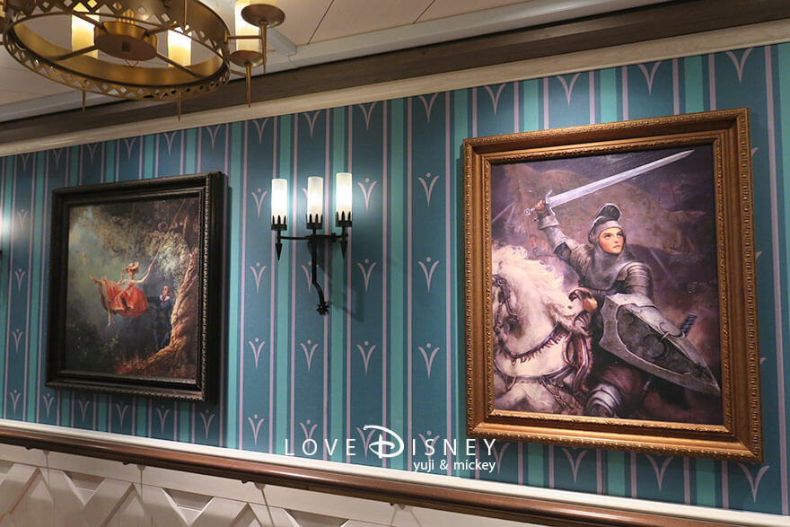 ディズニークルーズ、ウィッシュ号、ローテーションダイニング「アレンデール：フローズン・ダイニングアドベンチャー」店内へ向かう途中にある装飾（その3）