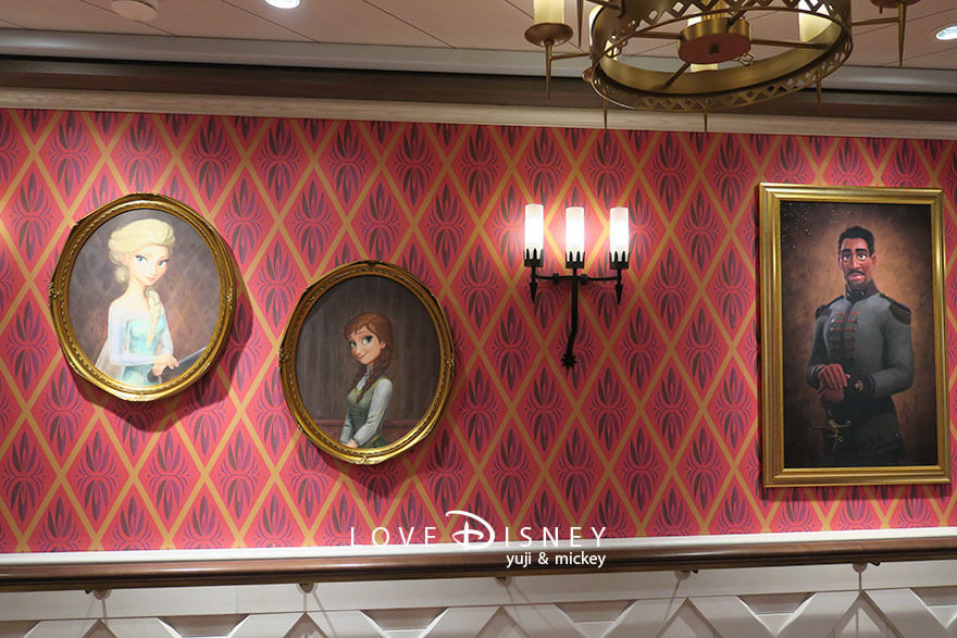 ディズニークルーズ、ウィッシュ号、ローテーションダイニング「アレンデール：フローズン・ダイニングアドベンチャー」店内へ向かう途中にある装飾（その4）